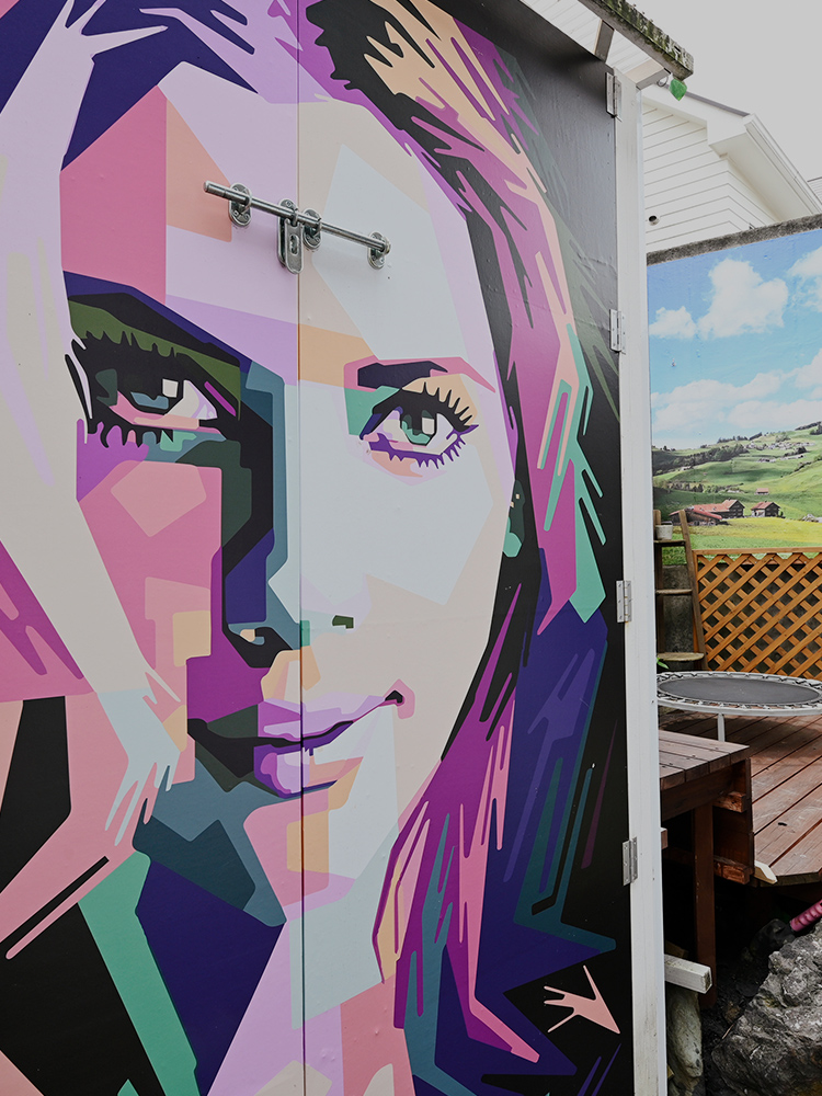 地域密着で迅速対応可能な看板店。小物から大物まで幅広くなんでも作っています。ステッカー一枚からでもご依頼ください。