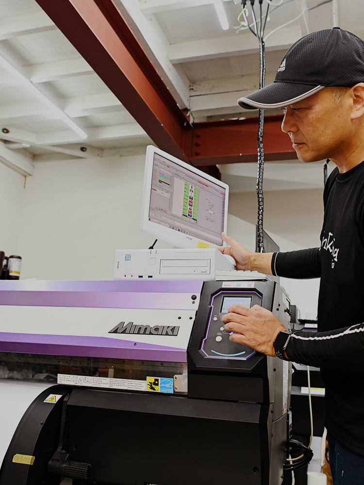 地域密着で迅速対応可能な看板店。小物から大物まで幅広くなんでも作っています。ステッカー一枚からでもご依頼ください。